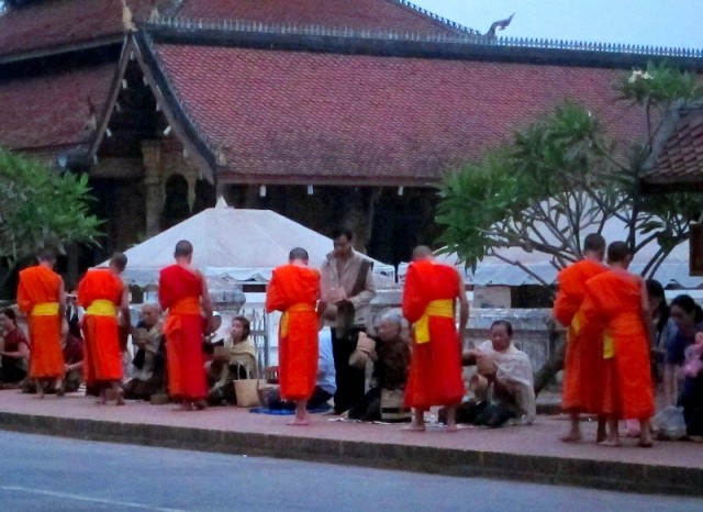утреняя церемония Лаос