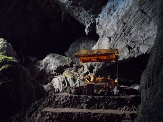 Статуя лежащего Будды в пещере