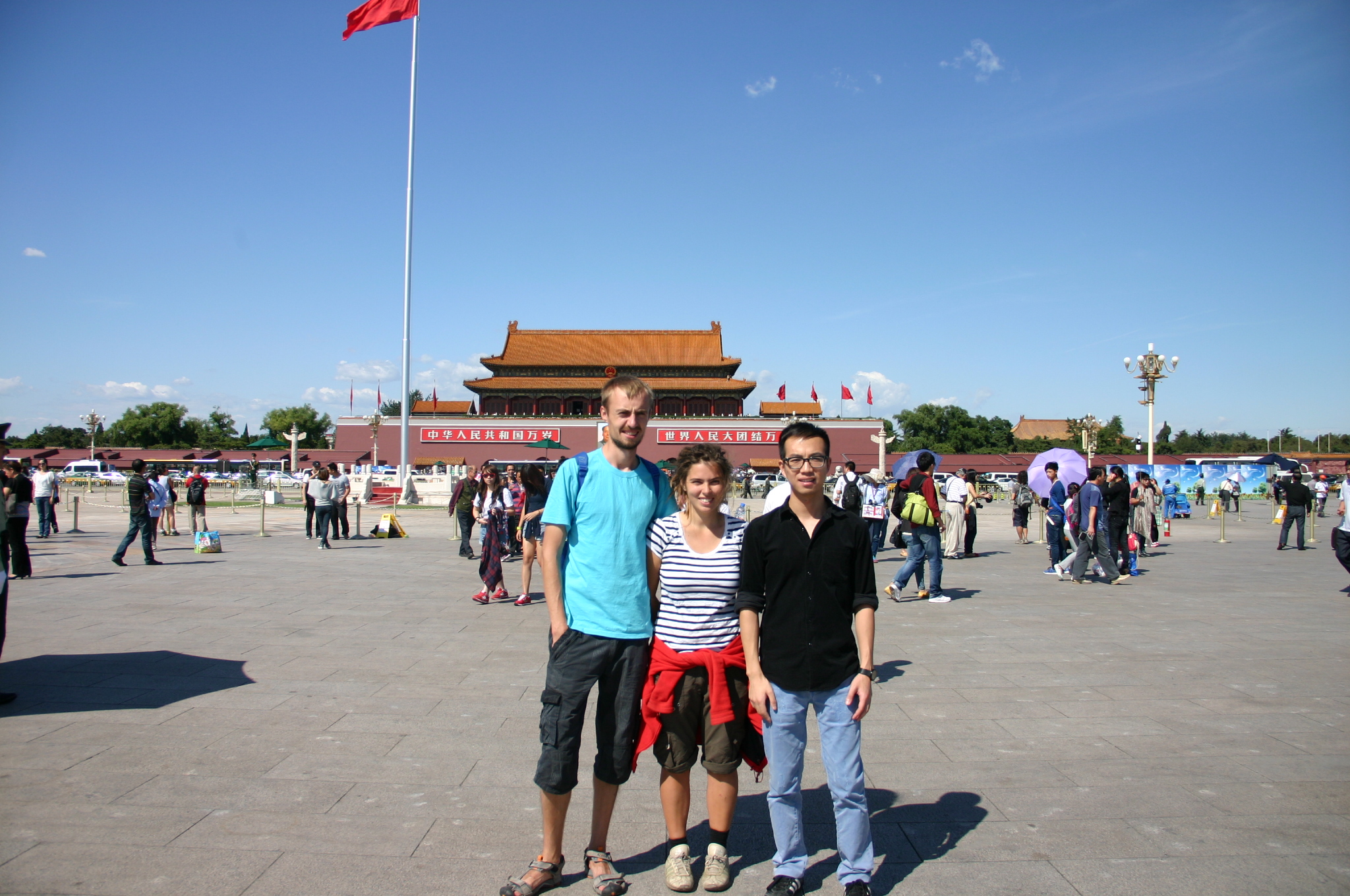 На главной площади Пекина с нашим хостом по имени Форрест