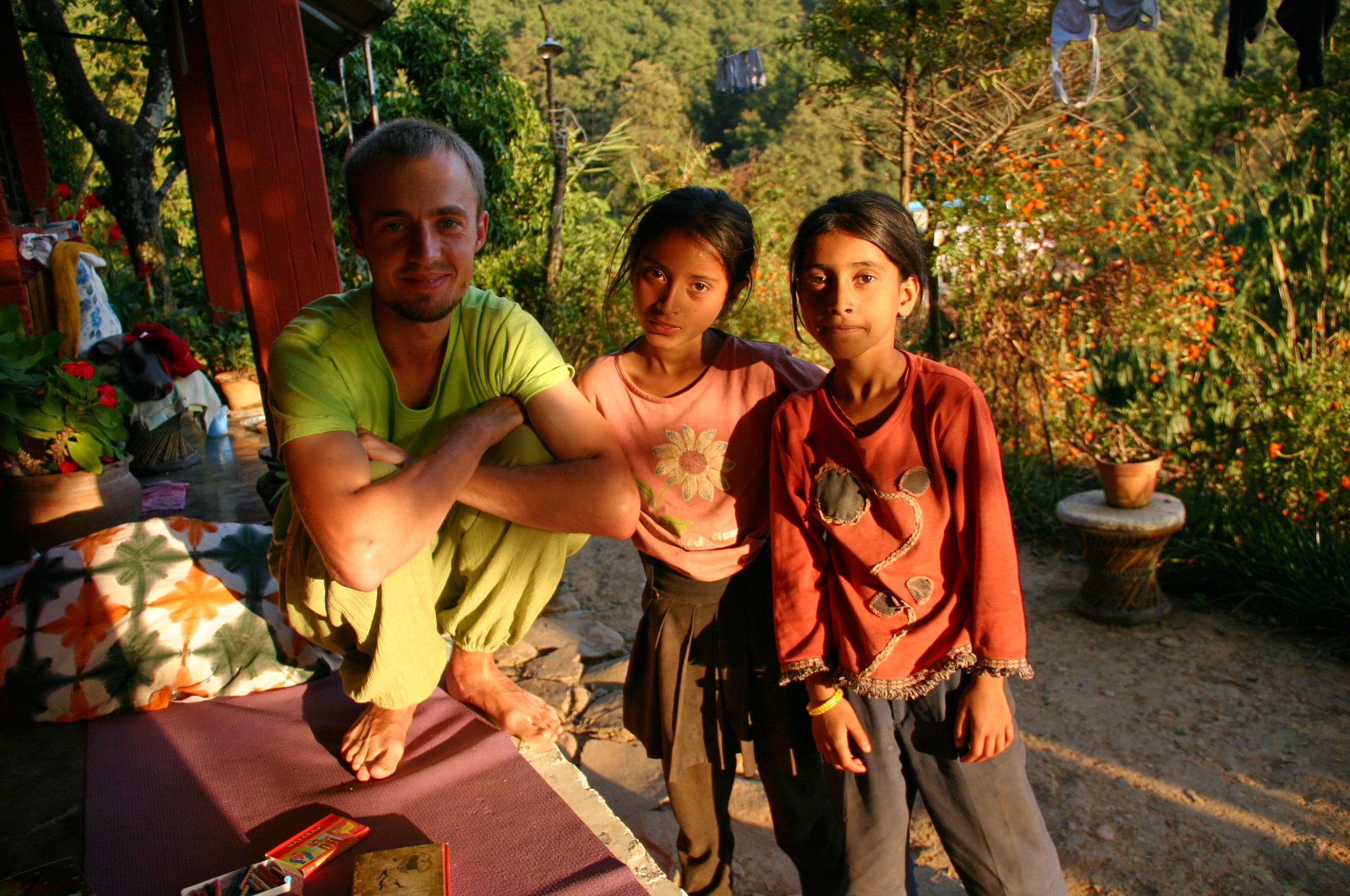 Витя с непальскими подружкамиВитя с непальскими подружками