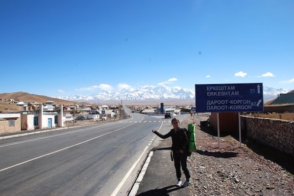 Автостопом по Памирскому тракту. На границе Киргизии, Китая и Таджикистана. За мной - одна из самых высоких гор, пик Ленина 